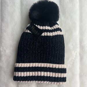 MINKY Fleeced Lined Pom Pom Beanie black & Cream super soft! NWT 🏷️